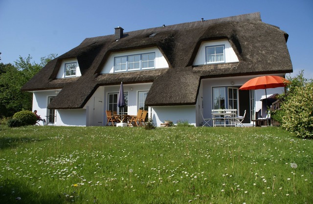 Maison de vacances au toit de chaume dans la réserve de biosphère avec jardin, terrasse, sauna bio