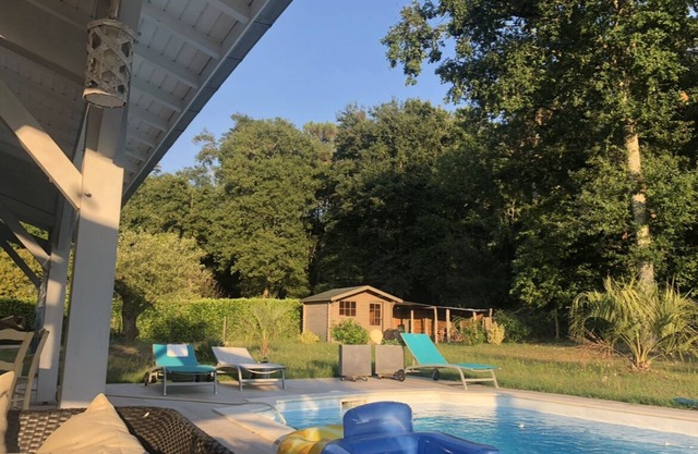 Maison de vacances avec piscine à Casteljaloux