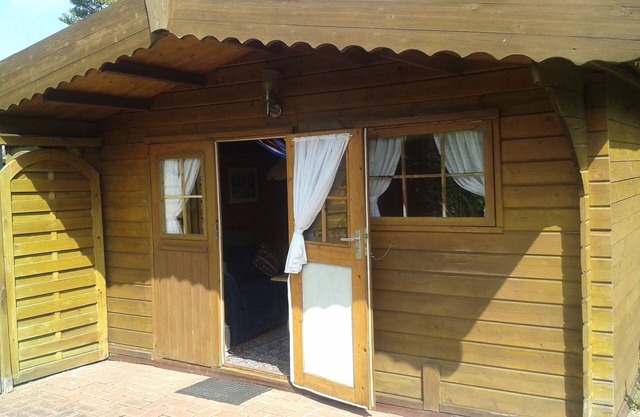 Vacances dans une cabane en rondins simple et rustique, plage à environ 1000 mètres, terrasse ensoleillée