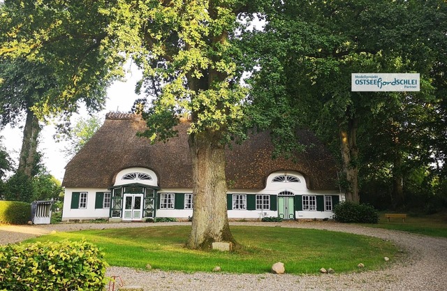Vacances dans le domaine historique au toit de chaume de 1750