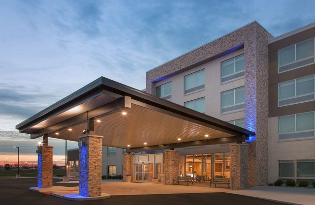 Holiday Inn Express and Suites Detroit/Sterling Heights by IHG