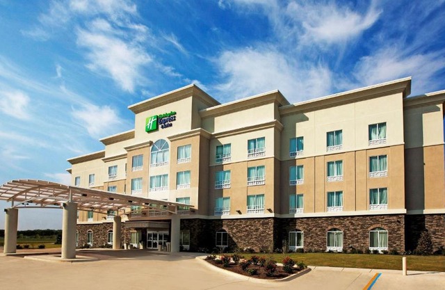 Holiday Inn Express and Suites Bossier City Louisiana Downs by IHG