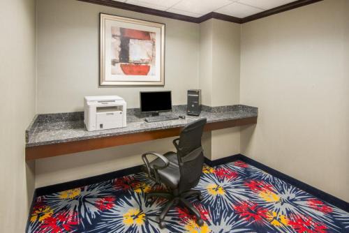 Holiday Inn Express Cleveland Airport - Brook Park by IHG