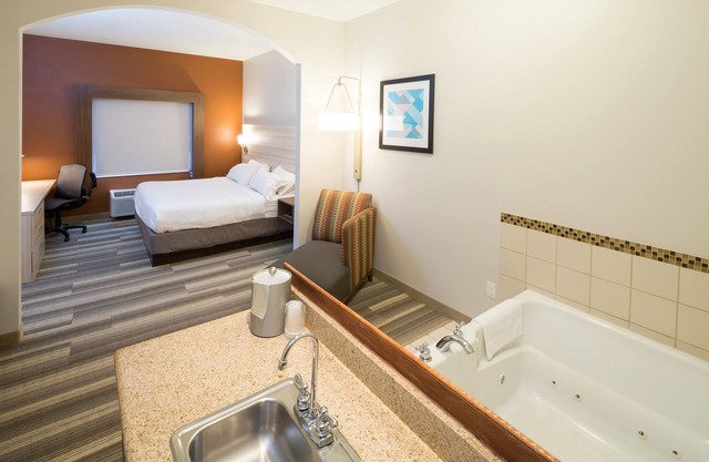 Holiday Inn Express Hotel & Suites Grand Blanc by IHG