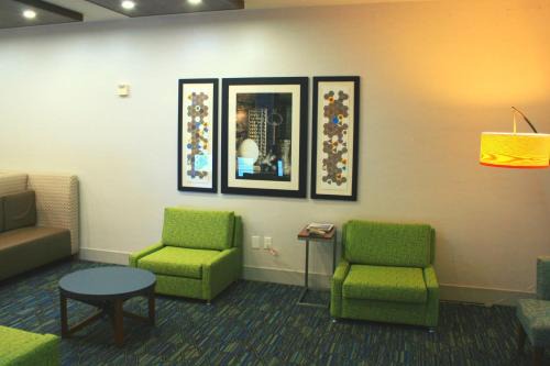 Holiday Inn Express Hotel & Suites Marina by IHG