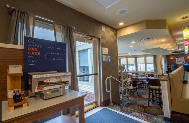 Holiday Inn Express Hotel & Suites Pittsburgh Airport by IHG
