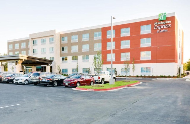 Holiday Inn Express & Suites Russellville by IHG