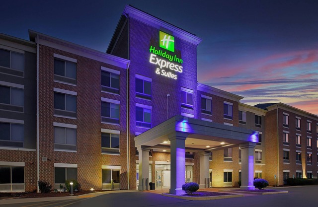 Holiday Inn Express And Suites Milwaukee Nw Park Place by IHG