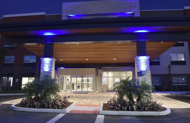 Holiday Inn Express & Suites - Orlando - Southeast by IHG