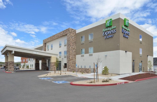 Holiday Inn Express & Suites Williams by IHG