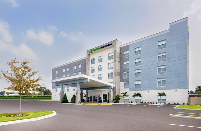 Holiday Inn Express & Suites Tampa Stadium – Airport Area by IHG