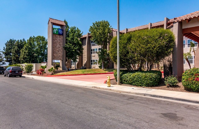 Holiday Inn Express & Suites Camarillo by IHG
