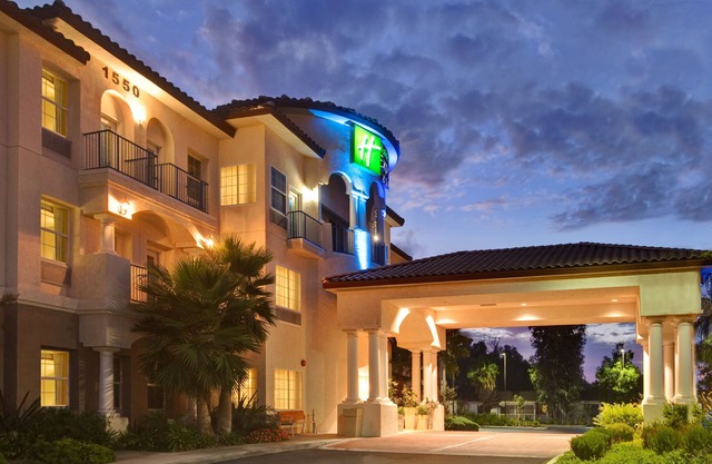 Holiday Inn Express & Suites Corona by IHG