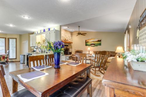 Holiday Island Family Home on 13th Green!