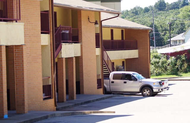 Holiday Lodge & Suites