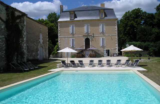 Holiday Manoir 14x7m piscine, distance de marche et vue sur le magnifique village médiéval