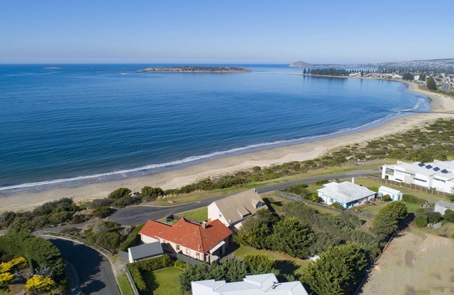 Holiday on Hayward - the ultimate beachfront holiday home, family friendly