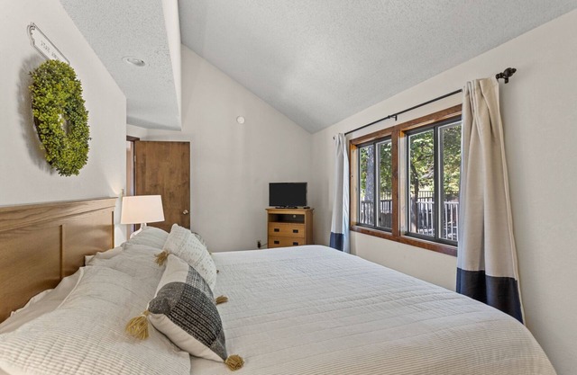 Holiday Shores 11 - Beautiful Villa with Resort Amenities!