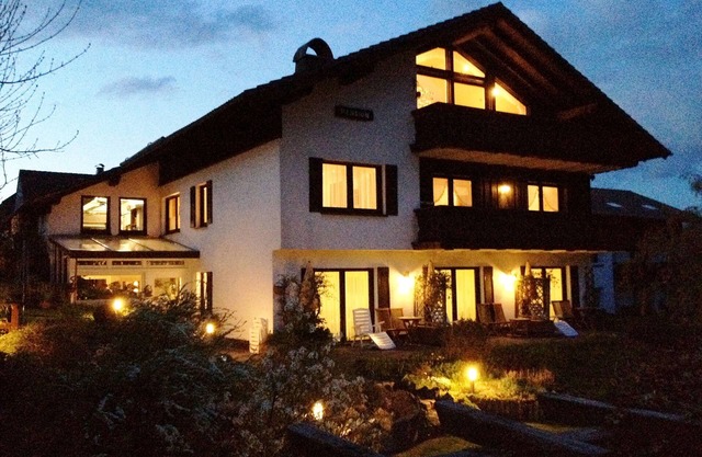 Studio de vacances avec deux lits simples et une terrasse ensoleillée à la montagne
