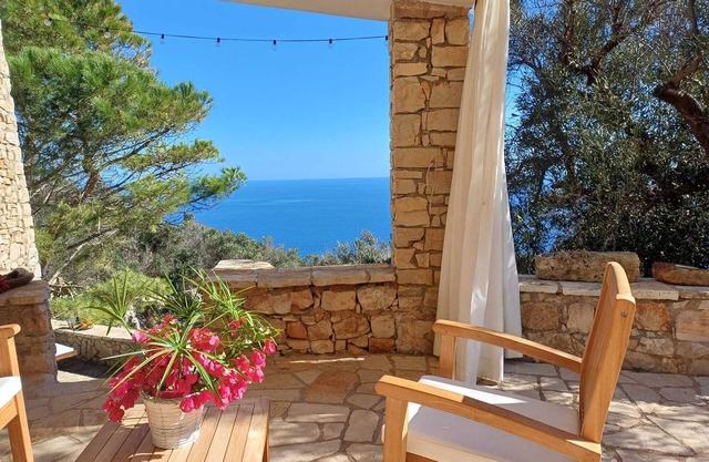 VILLA DE VACANCES SUR LA MER AVEC UN JARDIN DE 3000 M²