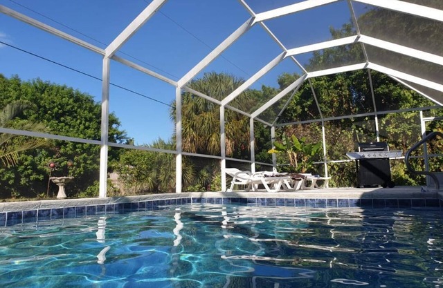 Villa de vacances avec une grande piscine privée chauffée et une terrasse