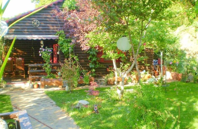 Maison en bois sur la montagne et la mer