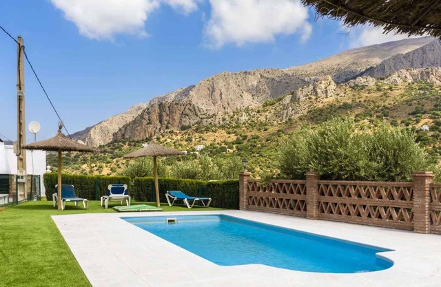 Holidays2Malaga El Chorro - Apartments 2 bedroom with share pool, garden & more