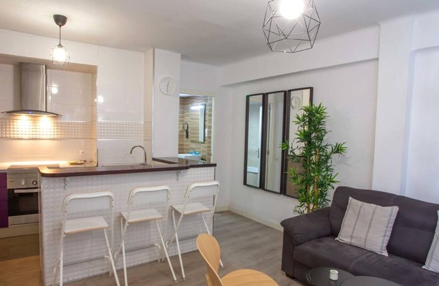 Holidays2Malaga Lagunillas 3 bedrooms Downtown Local area 500mb free WiFi