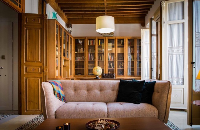Spacieux appartement avec balcon et plafonds en bois à côté du port de Malaga