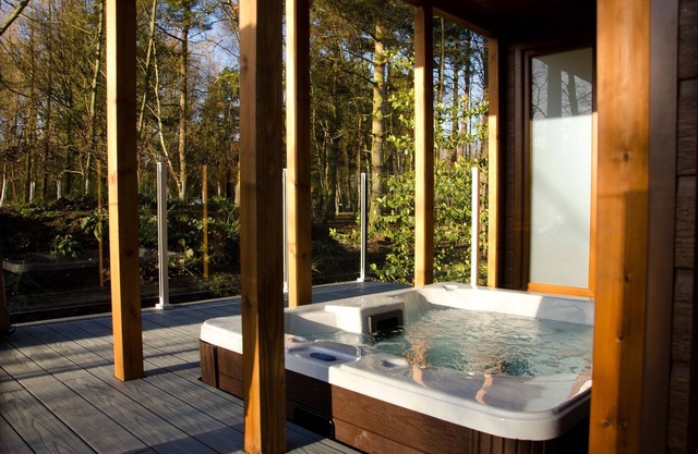 Supérieure-Lodge-With Hot Tub-Douche