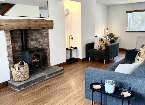 Hollins Cottage. Central location, Marple Bridge