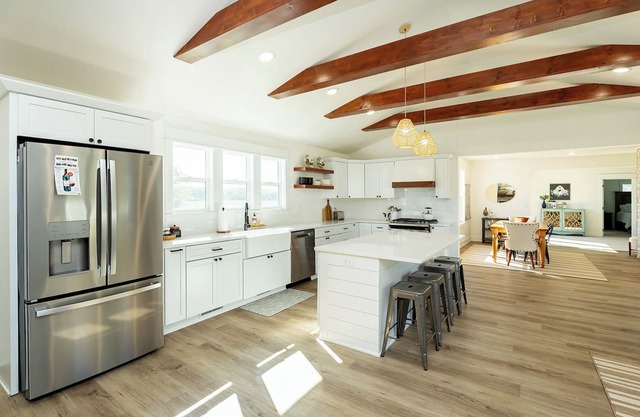 Modern Farmhouse Getaway - Private, Spacious & Cozy - Sleeps 12!