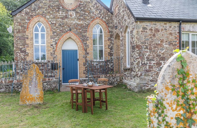 HOLLOCOMBE CHAPEL, pet friendly, with a garden in Winkleigh