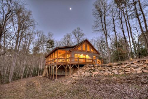 Holly Berry Hill - Walk to Lake Nottely, Unwind in the Hot Tub & Enjoy S’mores Under the Stars