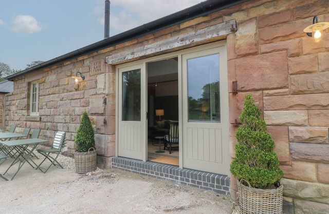 HOLLY COTTAGE - FOLD YARDS, romantic, with open fire in Crich