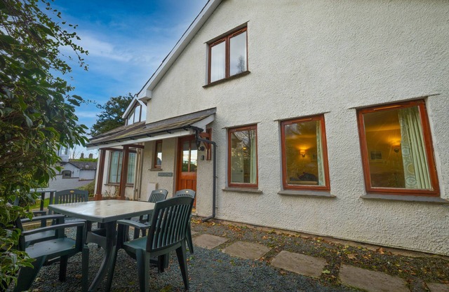 HOLLY COTTAGE, pet friendly, with a garden in Ambleside