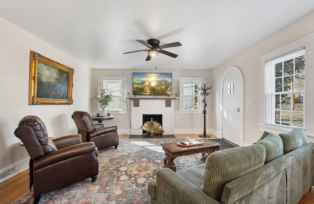 Holly Hill... 3-bedroom home in Historic Gastonia 20min to Airport
