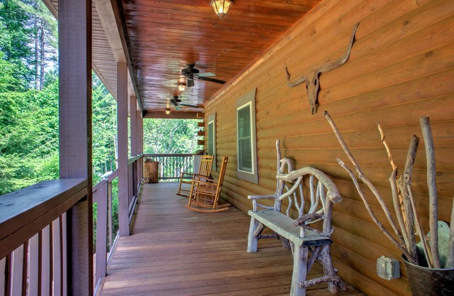 You’ll find peace and relaxation at Holly Hill Lodge! Biltmore Pass Included!