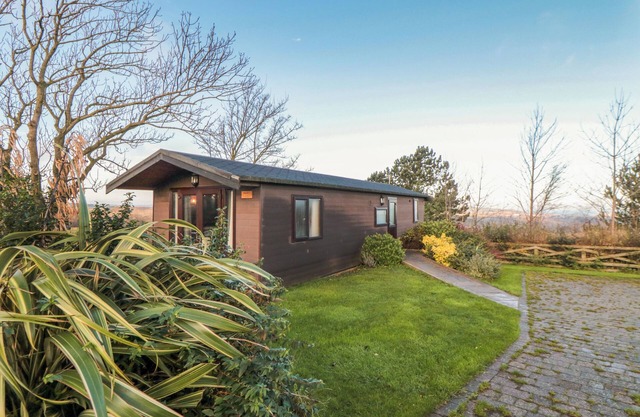 HOLLY LODGE, pet friendly, character holiday cottage in Liverton