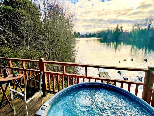 Holly Lodge 12 Hot Tub