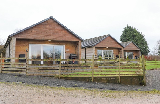 HOLLY LODGE, pet friendly, character holiday cottage in Goosnargh