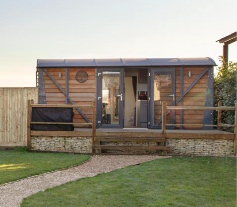 Holly Lodge - Quirky Shepherd's Hut With Hot Tub - Bespoke Made From A Salvaged Railway Carriage