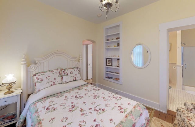 Romantique-Holly Tree Room-Vue sur Rue-Suite-Salle de bain privée séparée