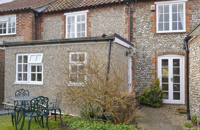 Hollyhock Cottage -UK33553
