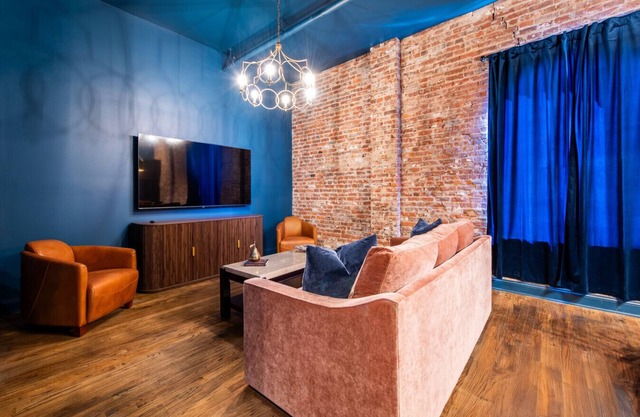 Hollyhock Suite 510: 2 beds/1 bath