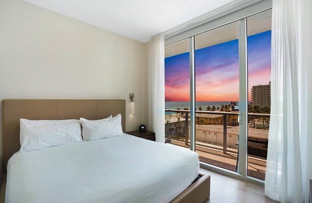 Luxury Condo W/ Den and Partial Ocean View-CS19