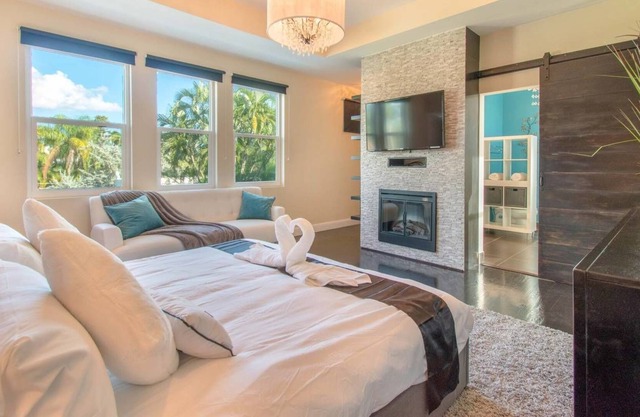 Hollywood Dream House - 5 Bedroom with Heated Pool