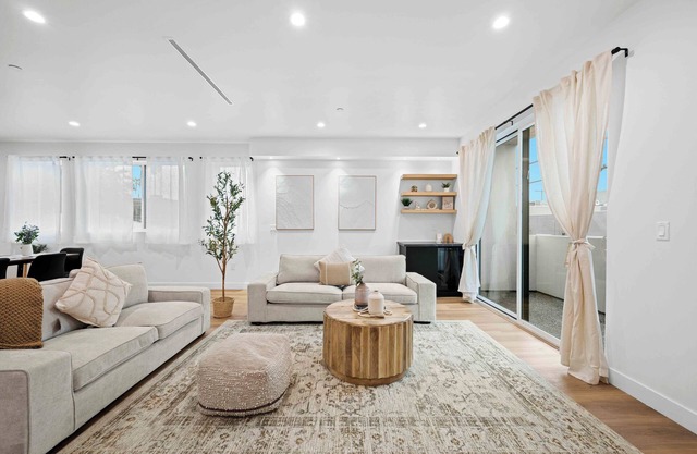 Hollywood Haven:Tranquil Retreat w Smart Amenities
