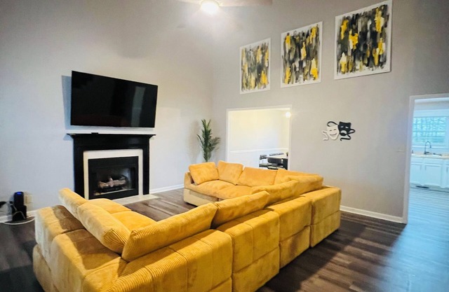 Hollywood Hideaway, Amazing, Comfy, Spacious 4-bedroom house in w/theater room