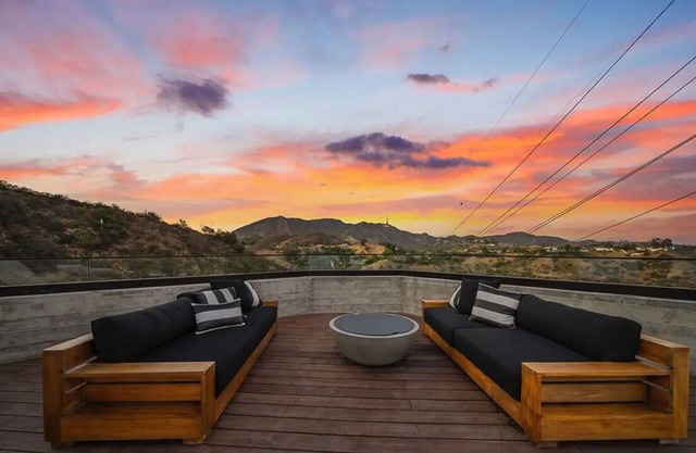 HOLLYWOOD HILLS JETLINER ESTATE /GATED /POOL /VIEWS /4 BEDROOM /SMART-HOME